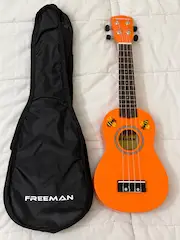 Ukelele de color naranja - 3