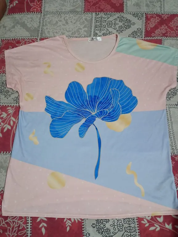 Blusa Estampada con Flor Azul