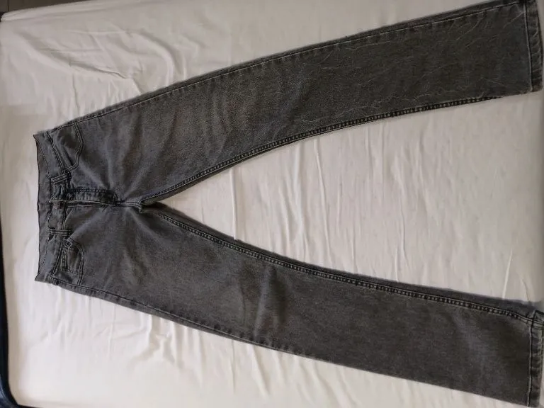 Jean vaquero gris oscuro talla 30.
