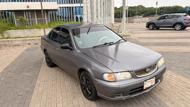 Nissan SUNNY año 2000 automático 1.5 - 4